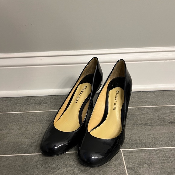 Women’s Navy Gianni Bini high heels size 8.5 - Picture 1 of 5